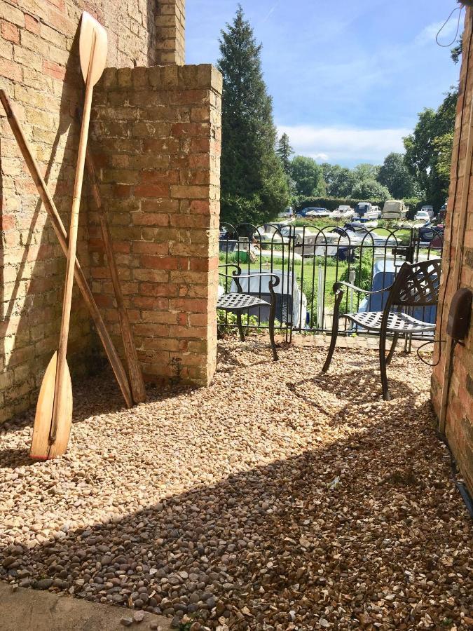 River Courtyard Apartment In The Heart Of Stneots Saint Neots Exterior foto